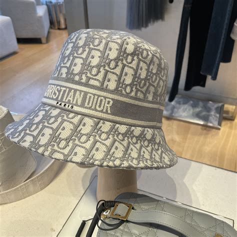 dior bucket hat man